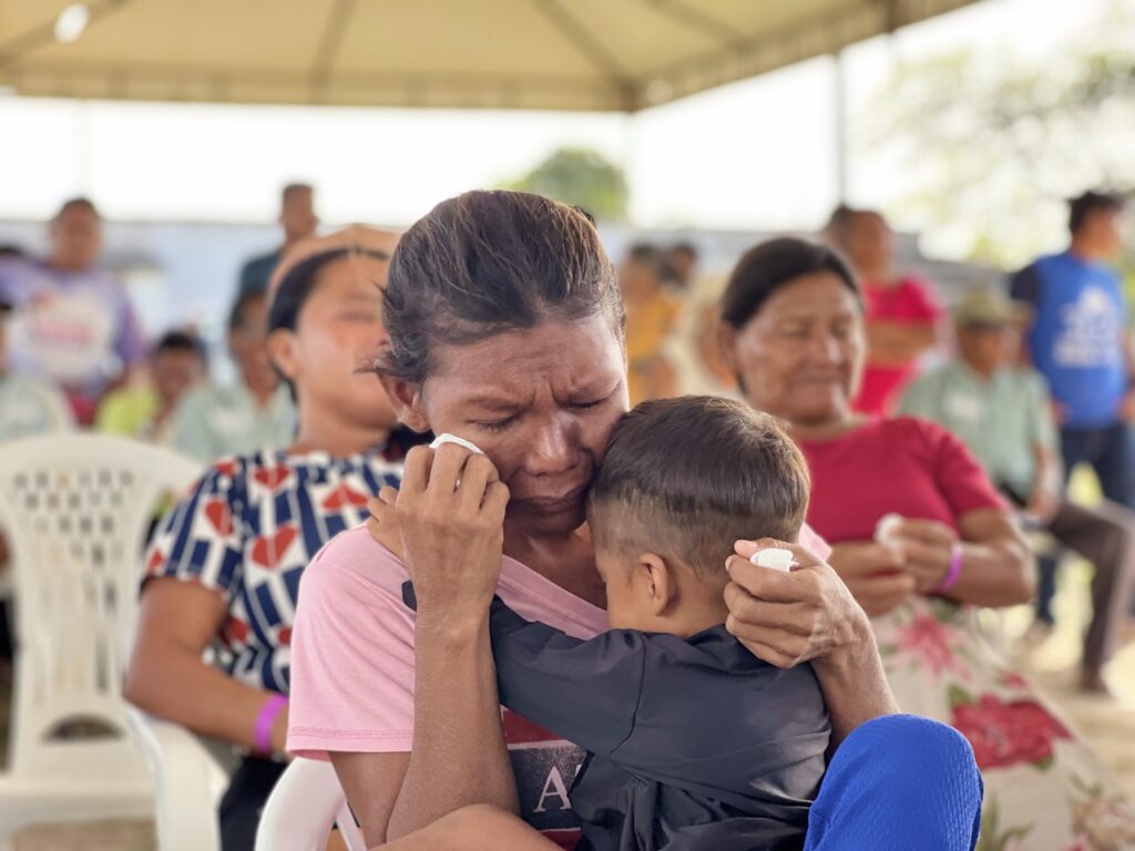 Mãe abraça a criança depois do atendimento, na 47ª Expedição