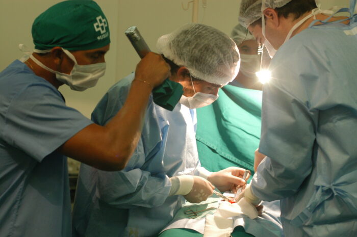 Cirurgia da primeira Expedição realizada pela EDS, em 2004, em Iauaretê para onde voltamos agora com muito mais estrutura e equipe.