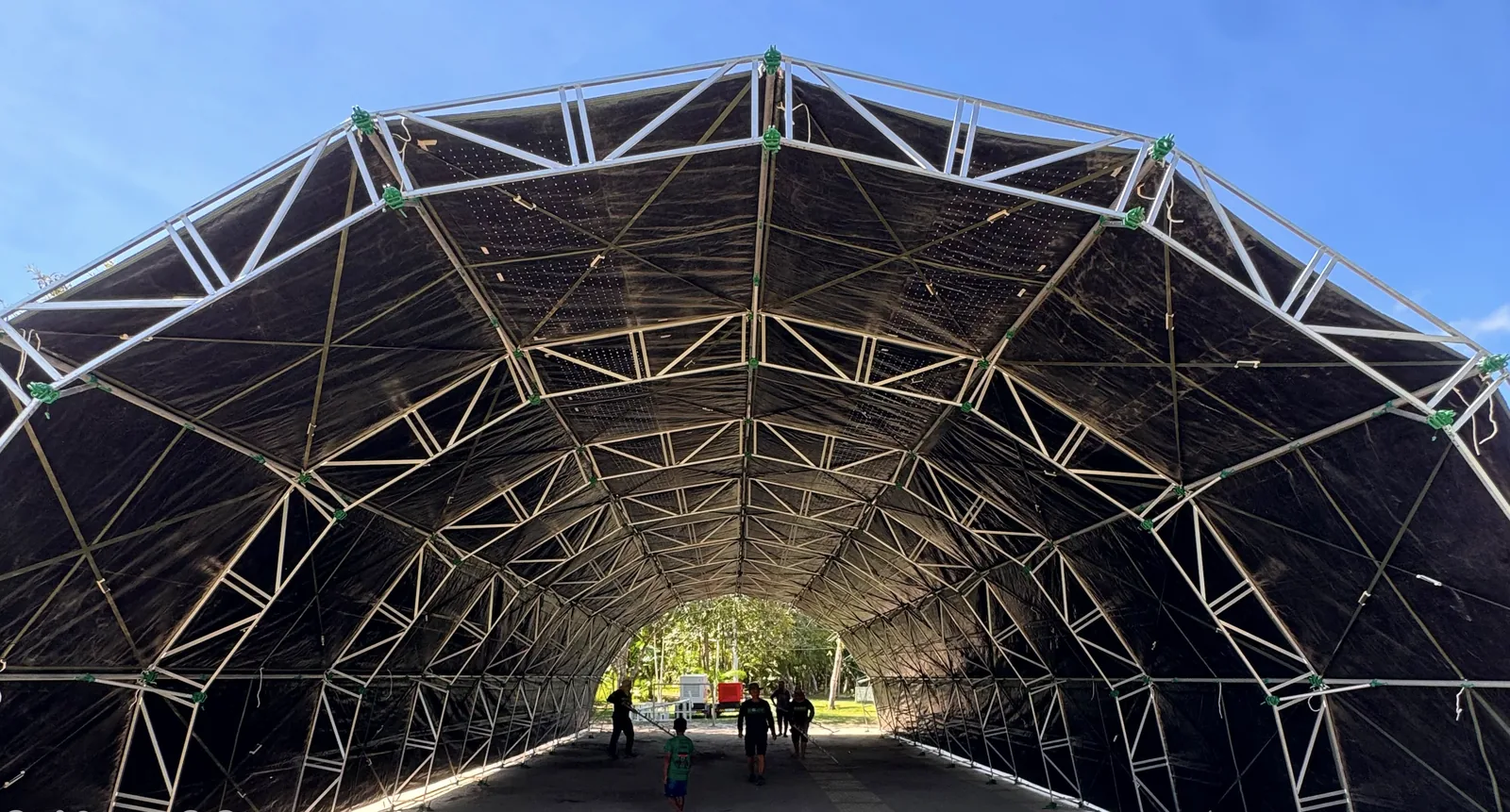 Estrutura metálica em arco do Centro Cirúrgico Móvel