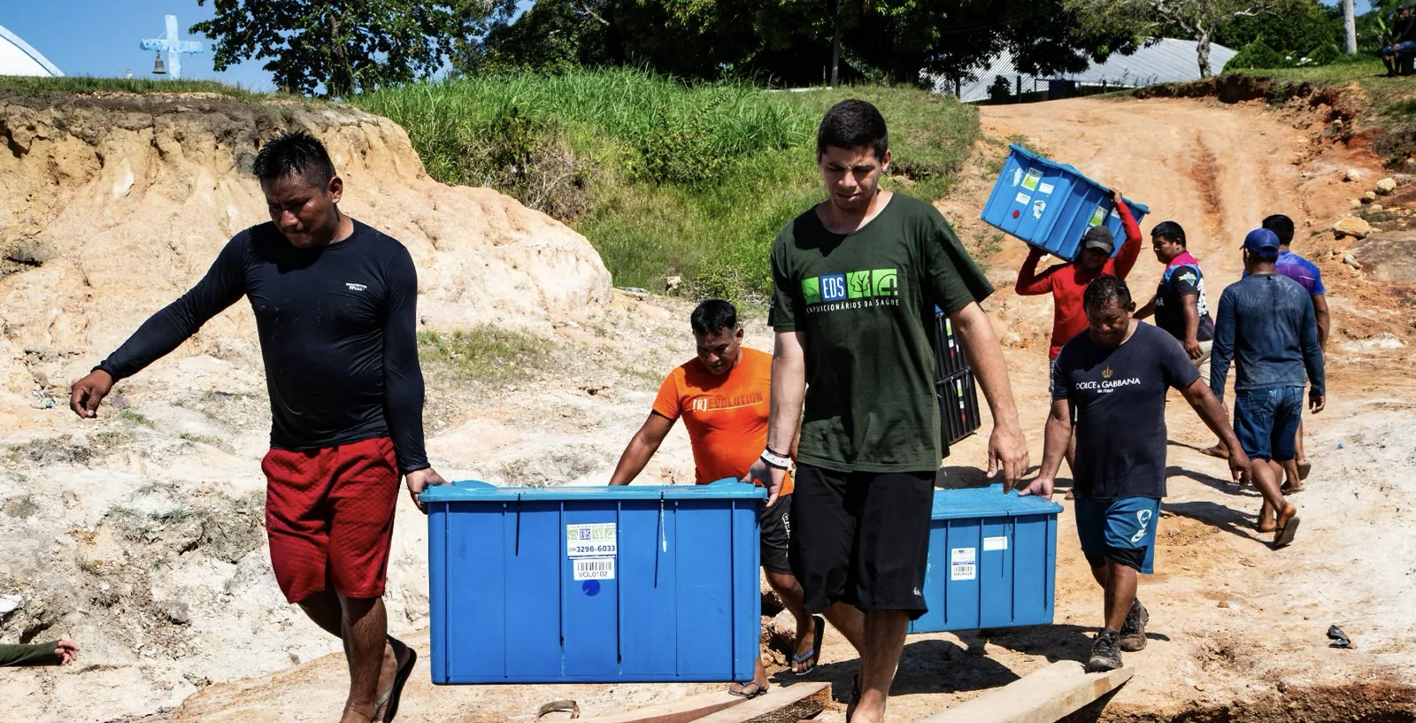 Equipamentos e estruturas chegando ao local da expedição