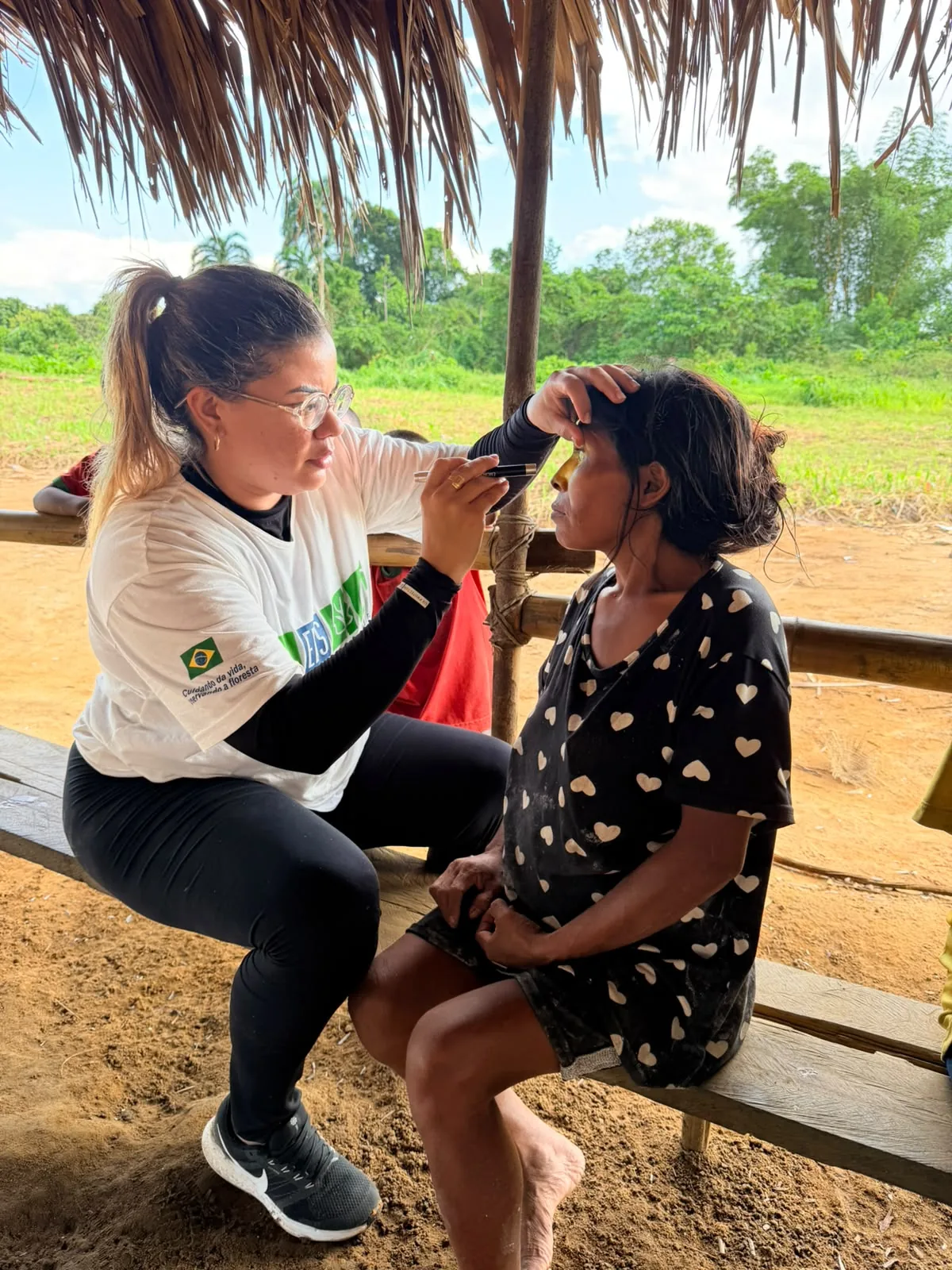 Voluntária da EDS examina os olhos de uma paciente