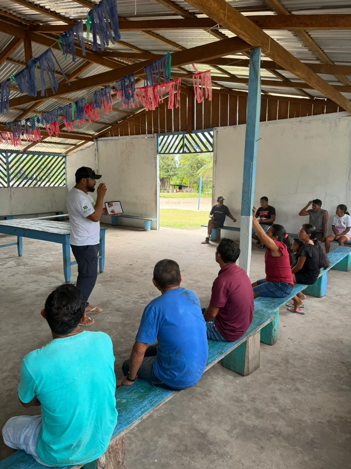 Voluntárias preparam o piso de uma tenda do hospital móvel
