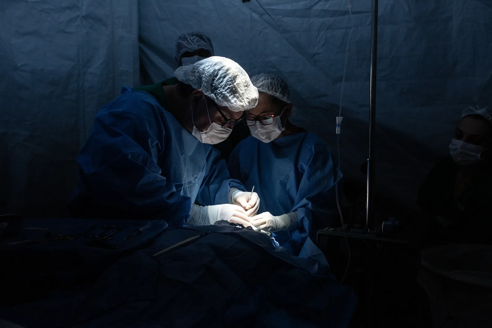 Cirurgia em andamento no Centro Cirúrgico Móvel