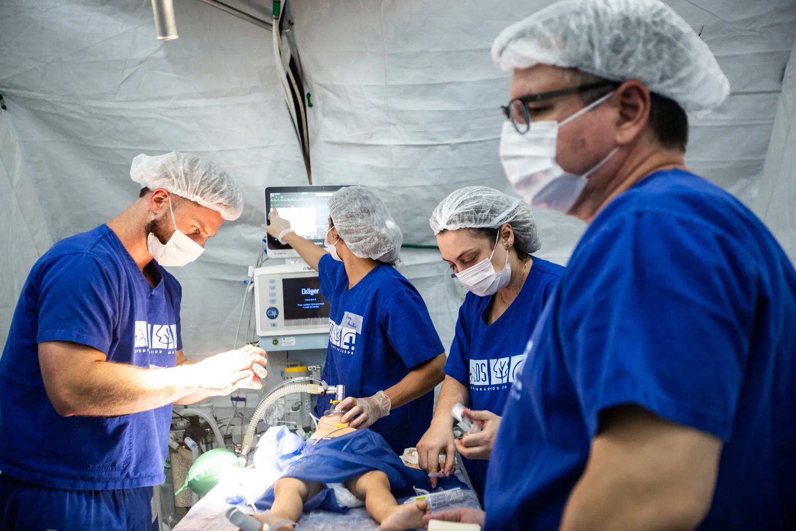 Equipe cirúrgica em procedimento oftalmológico