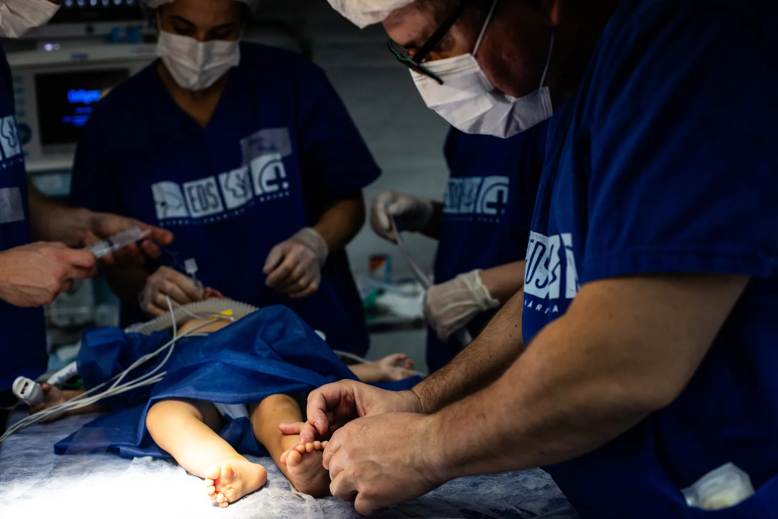 Equipe prepara um paciente para o procedimento