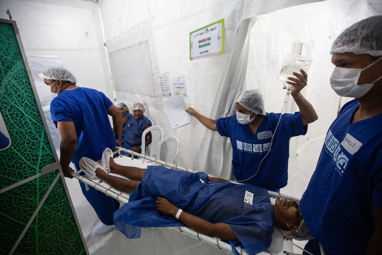 Enfermeiros acompanham paciente no pós-operatório