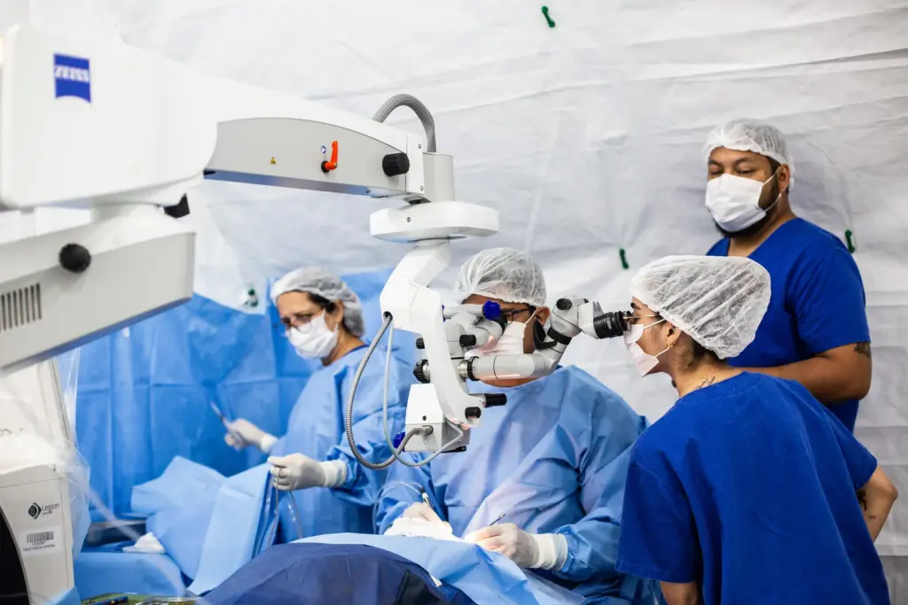 Cirurgia oftalmológica com microscópio no Centro Cirúrgico Móvel