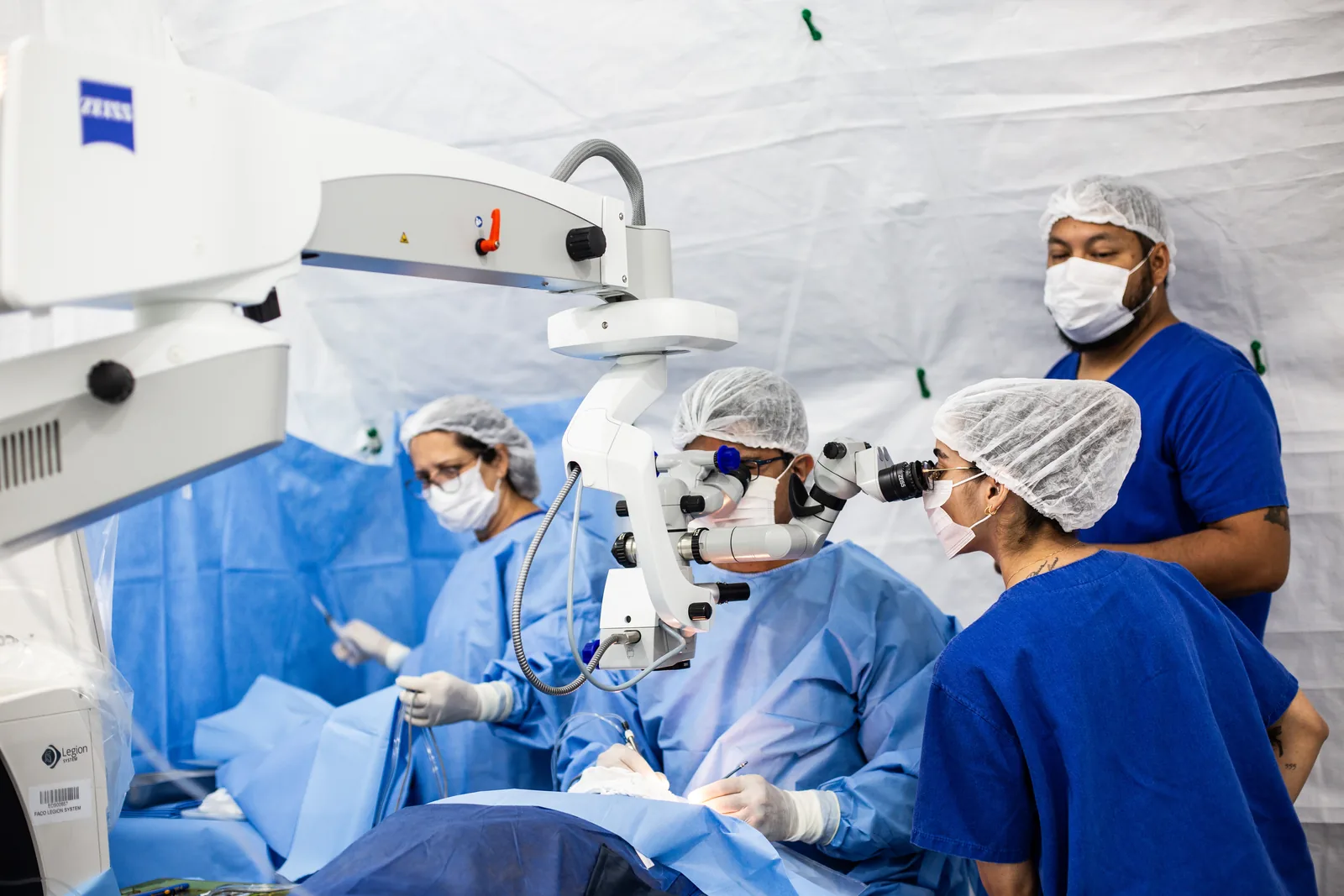 Cirurgia oftalmológica com microscópio no Centro Cirúrgico Móvel