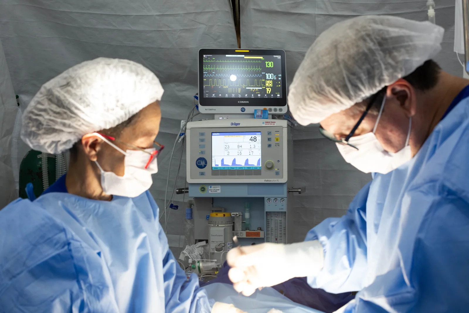 Anestesista e cirurgiã acompanham o monitor durante a cirurgia
