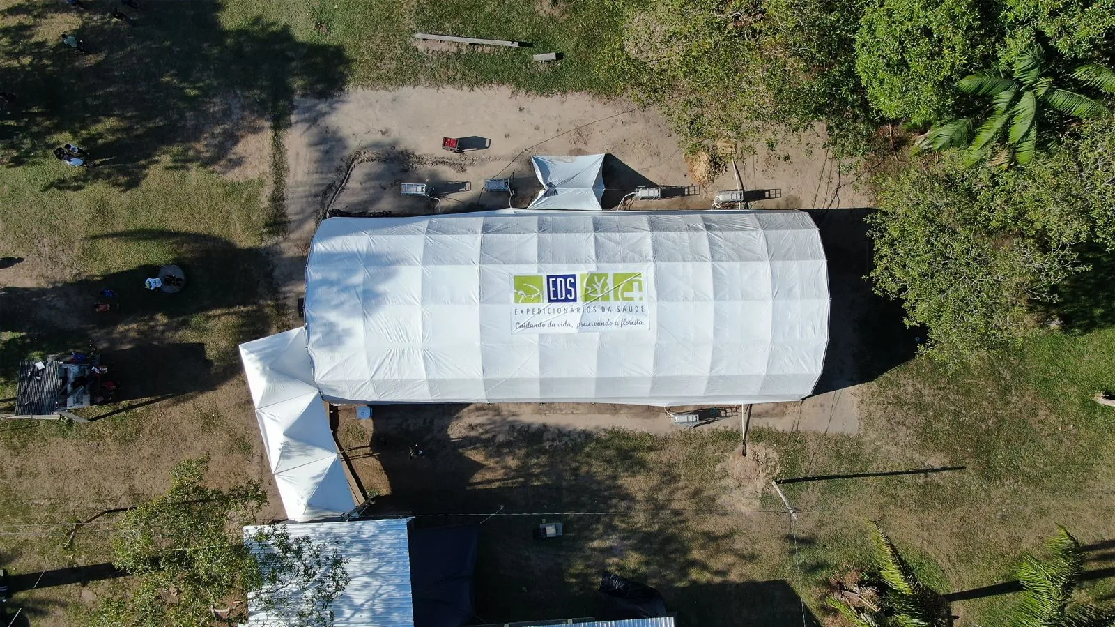 Vista aérea do Complexo Hospitalar Móvel da EDS, com o logo da EDS sobre a tenda principal