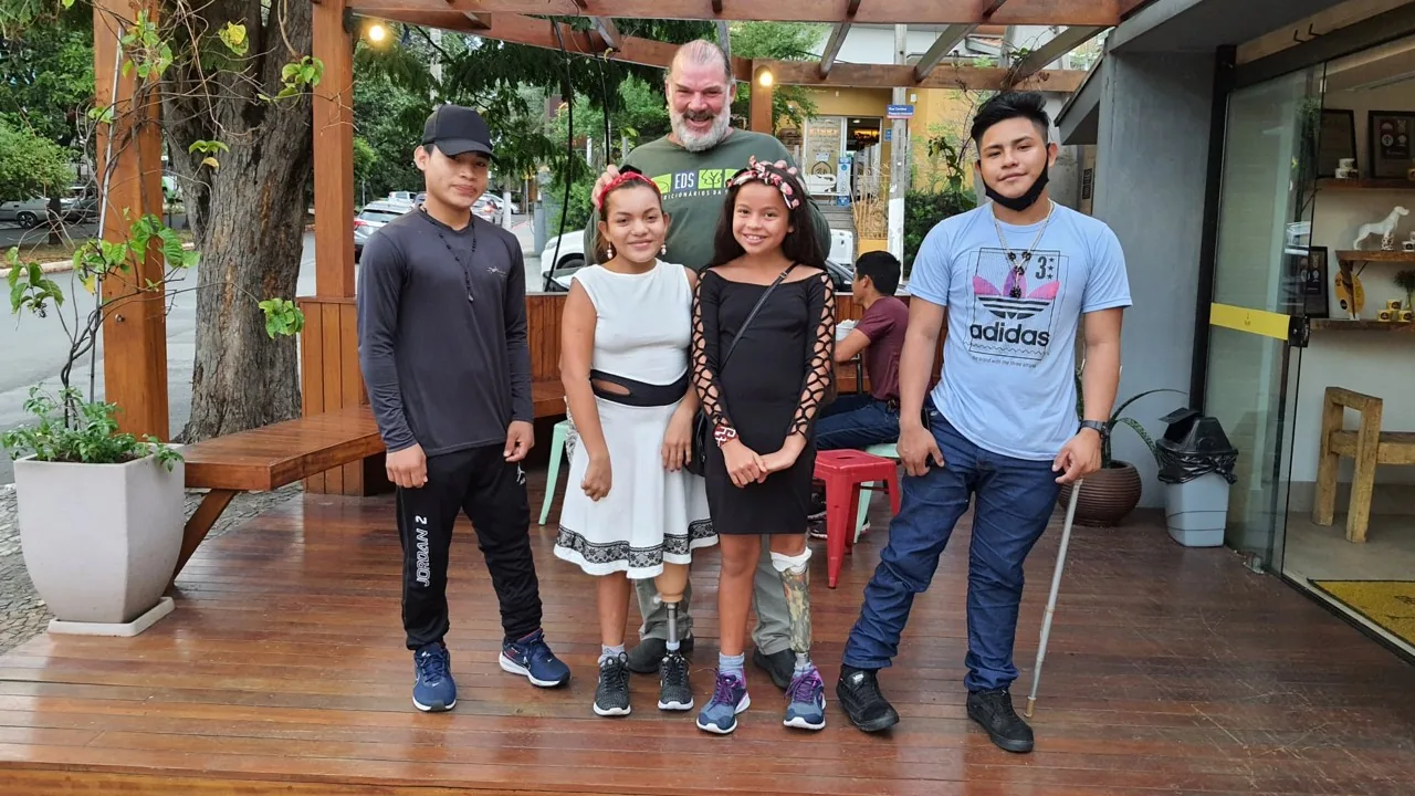Crianças e adolescentes indígenas atendidos pelo Programa Floresta em Movimento, com próteses