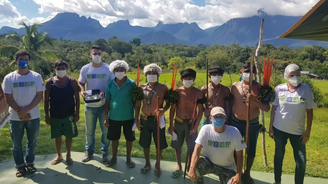 Voluntários da EDS e indígenas com as serras do Alto Rio Negro ao fundo