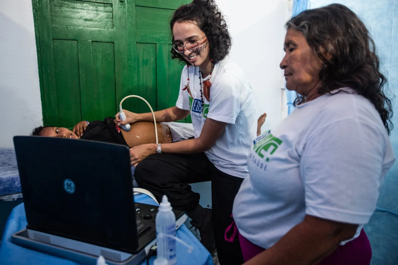 Voluntárias da EDS realizam ultrassom em paciente indígena