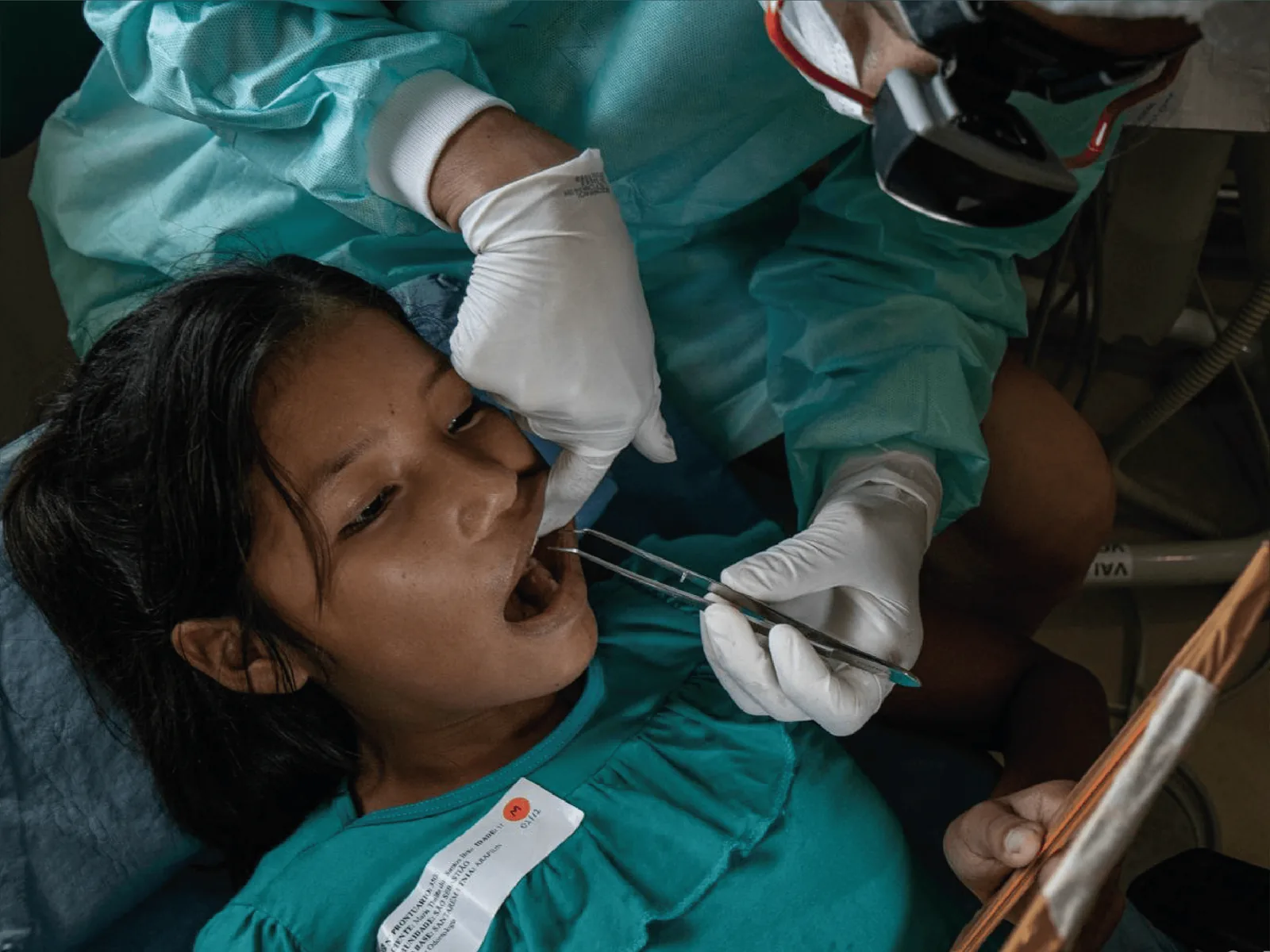 Menina indígena em atendimento odontológico da EDS